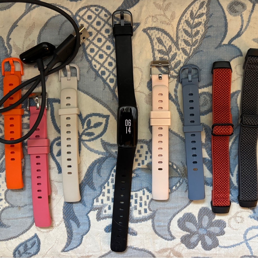 Fitbit Luxe with original band, charger, and 7 additional bands (small size)
